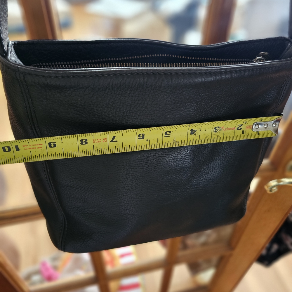 Elegant Black Leather Shoulder Bag - Picture 11 of 12